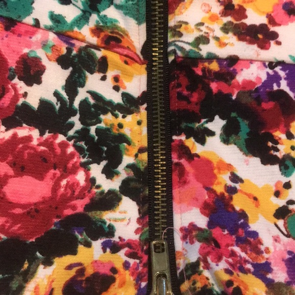 Brand new without the tags Soft material  V back with zipper 🌺🌹🌼🌸 - Picture 3 of 6